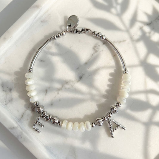訂製名字手鈪（鈦鋼，母貝珠 ）Personalized initial shell beads bangle
